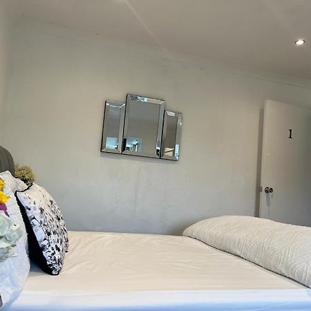 Blessings Of Peace Home Away From Home Cardiff Eksteriør billede